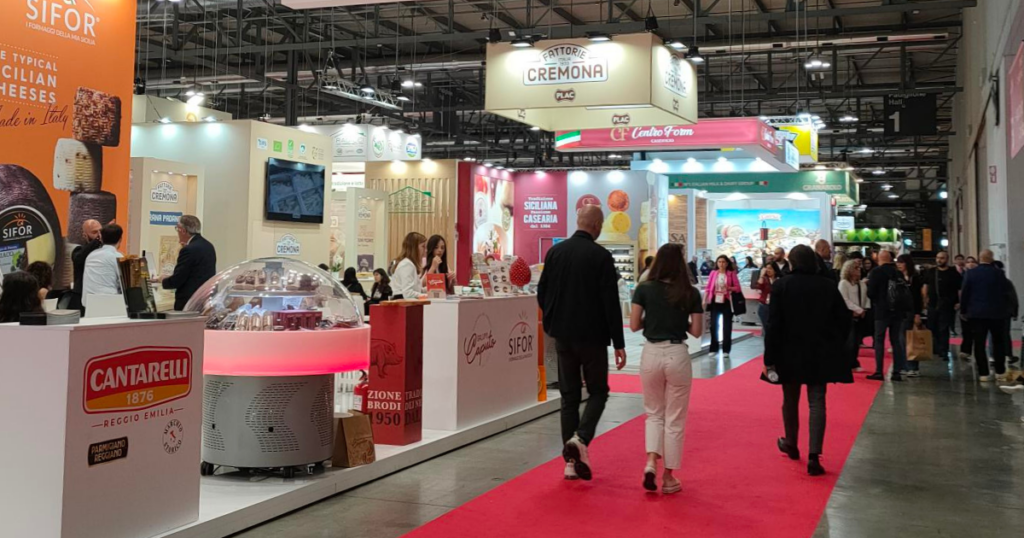 Persone che camminano in Tuttofood