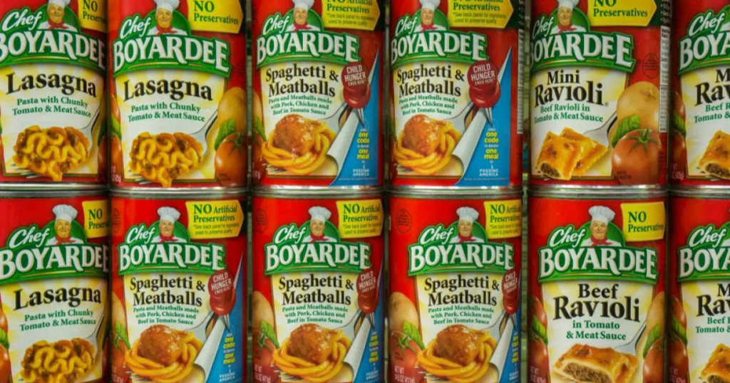 file di ripiani di lattine di sughi americani italian sounging