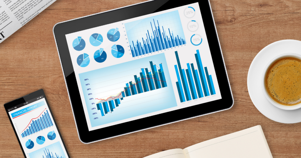 grafici di R&S mostrati in uno smartphone, in un tablet. tazza di caffè sulla destra