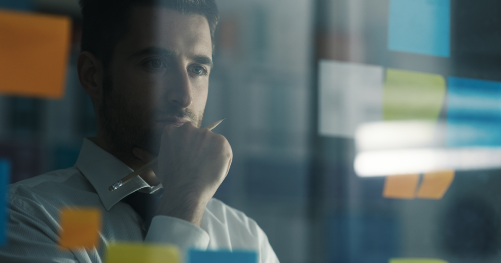 Uomo che pensa alla propria strategia
