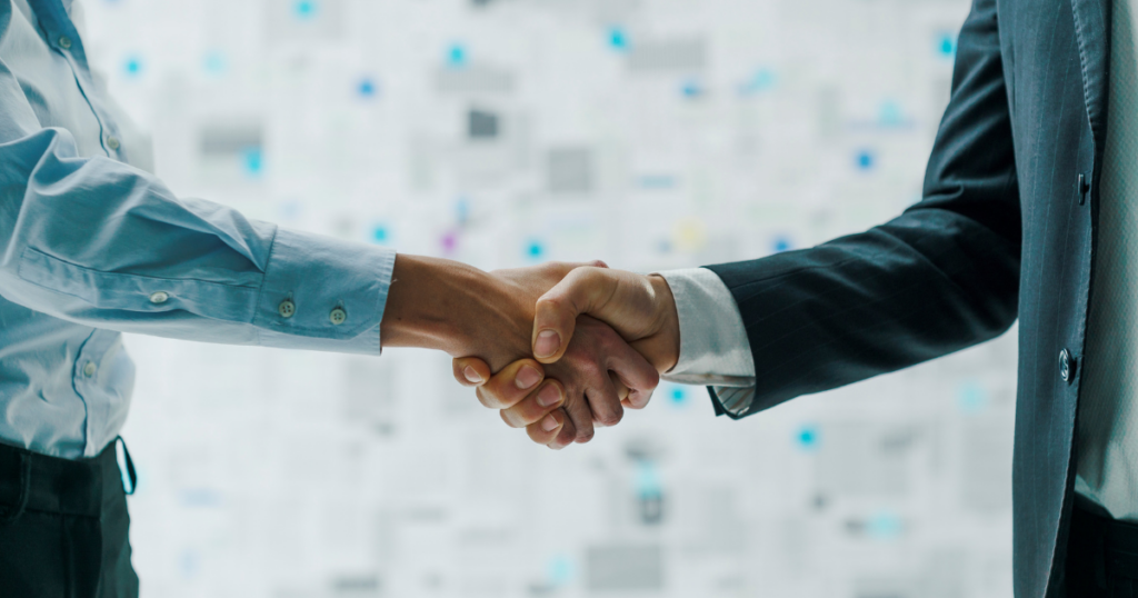 stretta di mani tra partner
